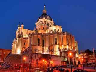 صور Almudena Cathedral معبد